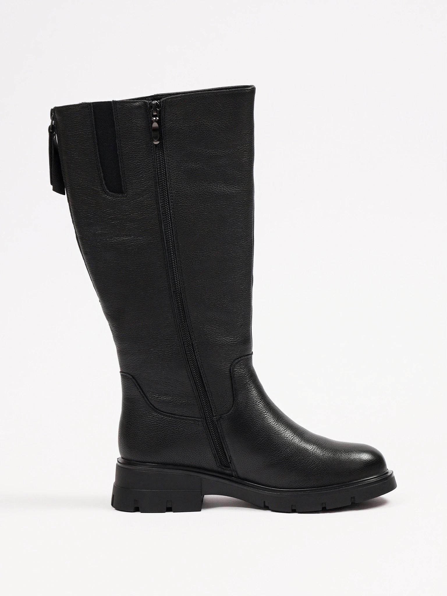 Сапоги черного цвета на рельефной подошве